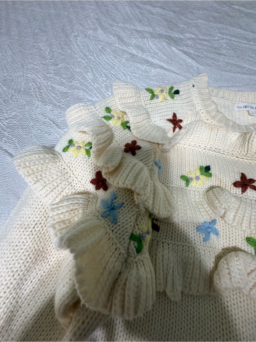 FREE THE ROSES Sweater Size Small - Picture 5 of 11